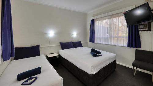 Ένα ή περισσότερα κρεβάτια σε δωμάτιο στο Hamilton Hume Motor Inn