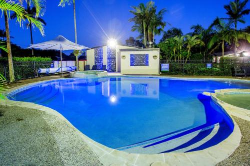 - une grande piscine d'eau bleue la nuit dans l'établissement BIG4 Tasman Holiday Parks - Ballina, à North Creek