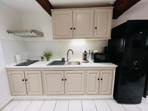 Cuisine ou kitchenette dans l'établissement Superbe appartement neuf et cosy en centre ville