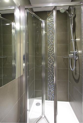 Bilik mandi di London Court Hotel