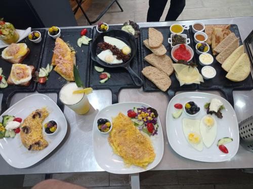 un tavolo con sopra piatti di cibo per la colazione di Appart Hotel Monaco a Tangeri