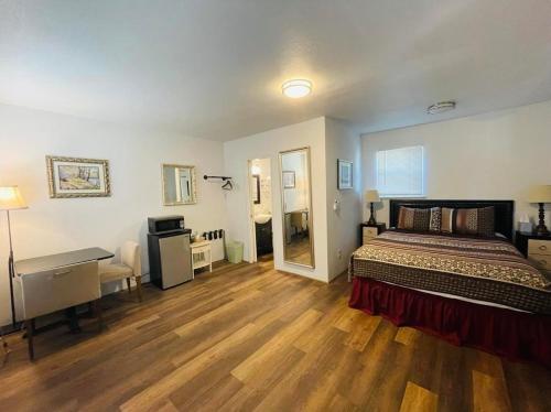 Una cama o camas en una habitación de Riverfront Lodging