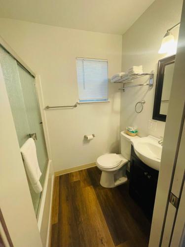 Un baño de Riverfront Lodging