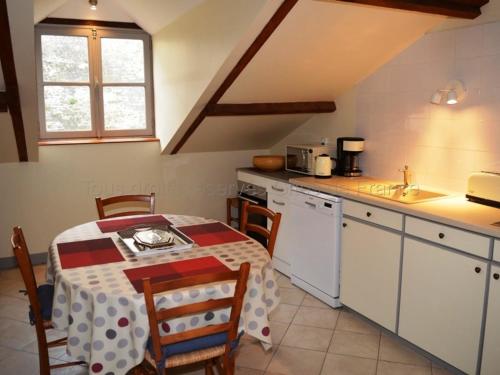 - une cuisine avec une table, une table et des chaises dans l'établissement Appartement de charme au pied du Château d'Amboise, centre-ville, 2 chambres, mezzanine, WiFi - FR-1-381-250, à Amboise