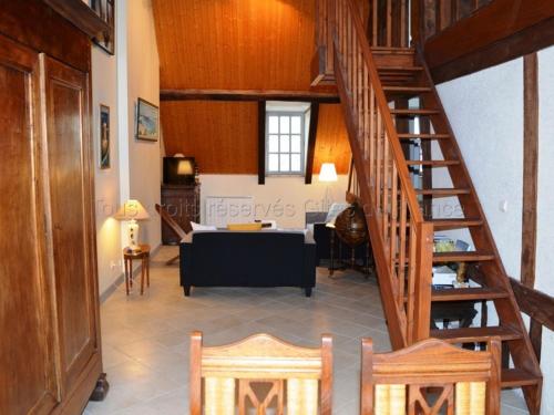 アンボワーズにあるAppartement Amboise, 4 pièces, 6 personnes - FR-1-381-250のリビングルーム(階段付)、