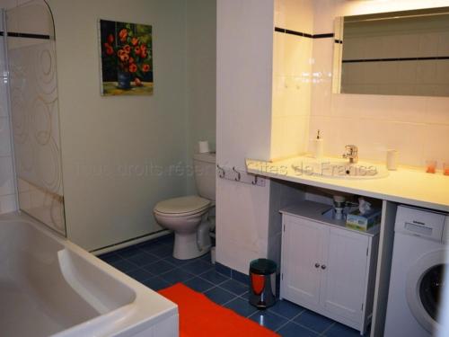 アンボワーズにあるAppartement Amboise, 4 pièces, 6 personnes - FR-1-381-250のバスルーム(トイレ、洗面台、バスタブ付)