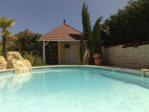 een groot zwembad voor een huis bij Villa Cendrillon in Magny-le-Hongre