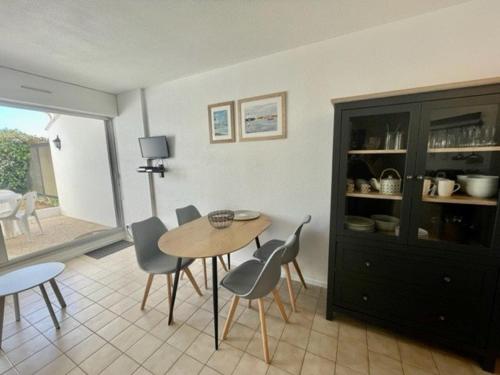 une salle à manger avec une table et des chaises dans l'établissement Quiberon - T2 Rénové avec Jardin, Piscine & Tennis, à 500m des Plages, WIFI Inclus - FR-1-478-225, à Quiberon