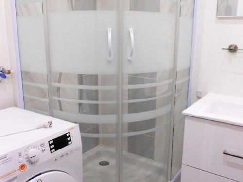 prysznic ze szklanymi drzwiami w łazience w obiekcie Appartement rénové, accès direct pistes, piscine, animaux admis - FR-1-267-228 w mieście Le Corbier