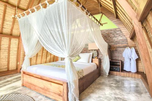 Ένα ή περισσότερα κρεβάτια σε δωμάτιο στο Romantic Barn with Mt. Agung Views