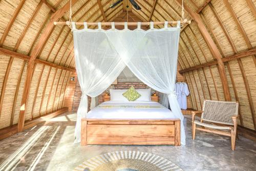 Una cama o camas en una habitación de Romantic Barn with Mt. Agung Views