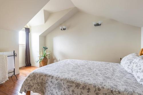 1 dormitorio blanco con 1 cama en una habitación en The Loft! Charming, Private, Cozy, Quiet in Nature en Vaughan