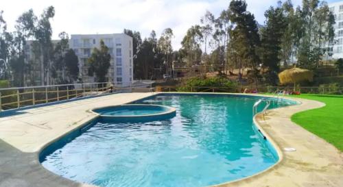 בריכת השחייה שנמצאת ב-Acogedor Departamento en El Tabo או באזור