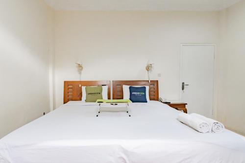 Кровать или кровати в номере Urbanview Hotel Mon Bel Cibodas