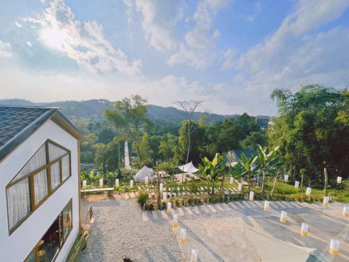 una vista aérea de un edificio con jardín en MiCasa - Nhà gác mái trên đỉnh đồi en Cao Bằng