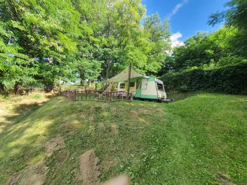 Fotografia z galérie ubytovania Koppány Pines Rewild Escapes - Vintage Caravan v destinácii Koppányszántó