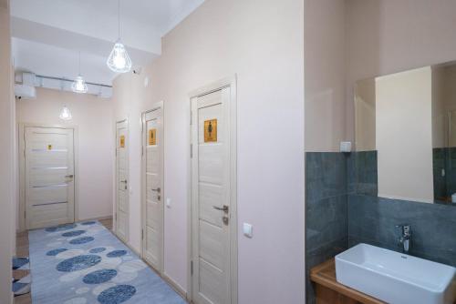 Koupelna v ubytování Kaganat Hostel