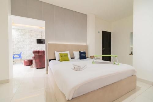 Urbanview Hotel Ephe Palembang tesisinde bir odada yatak veya yataklar