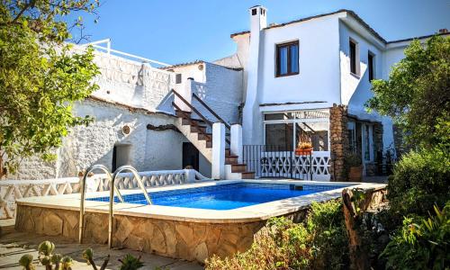 Villa con piscina frente a una casa en Casa Jazmin, en Órgiva