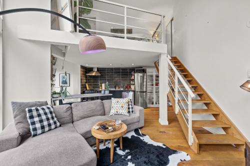 Posedenie v ubytovaní Rare Find Loft with full kitchen at Heart of Downtown