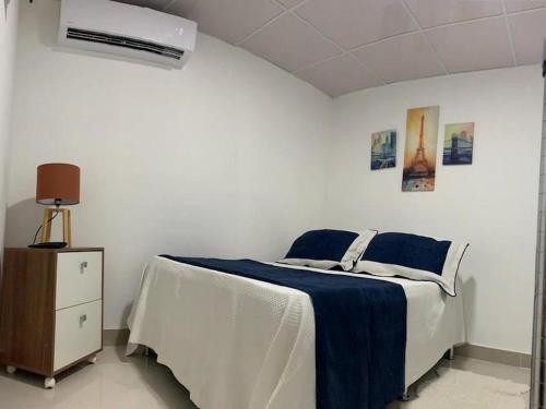 En eller flere senger på et rom på Room in Condo - Malecon Cozy Private Room 6