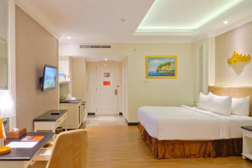 Swiss-Belhotel Lampungにあるテレビまたはエンターテインメントセンター