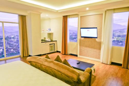 Swiss-Belhotel Lampungにあるテレビまたはエンターテインメントセンター