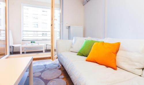sala de estar con sofá blanco y almohadas coloridas en Apartment Lana, en Zagreb