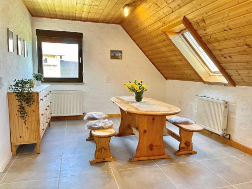 a wooden table and two stools in a room at Schnaid im Glück in Hallerndorf