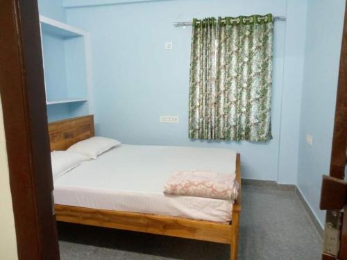 Een bed of bedden in een kamer bij Feel like home near pmpalem