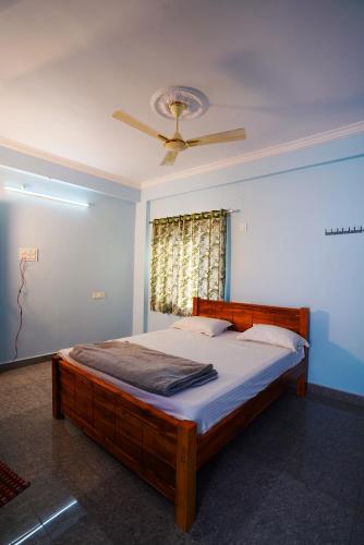 Een bed of bedden in een kamer bij Feel like home near pmpalem