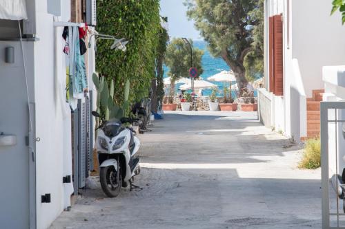 uma moto estacionada ao lado de uma rua em Naxian Place em Agios Prokopios