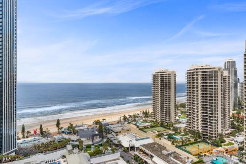 Elle offre une vue sur la plage, les bâtiments et l'océan. dans l'établissement Gold Coast Private Apartments - H Residences, Surfers Paradise, à Gold Coast