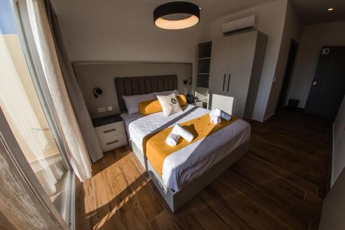 a bedroom with a bed with towels on it at City Stay B&B in Taʼ l-Imgħajjen