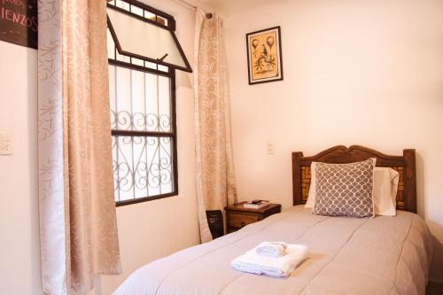 1 dormitorio con cama y ventana en Casa San Cristóbal en San Cristóbal de Las Casas
