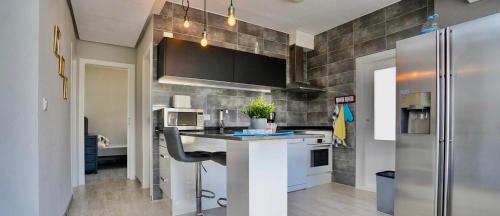 una cucina con bancone e frigorifero di Three bedroom top apartment by the beach a Santa Pola