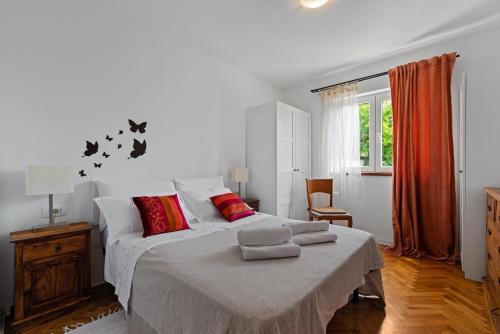 1 dormitorio con 1 cama con murciélagos en la pared en Apartment Impreza Vabriga, en Vabriga