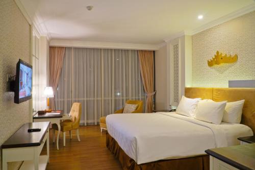 Swiss-Belhotel Lampungにあるテレビまたはエンターテインメントセンター