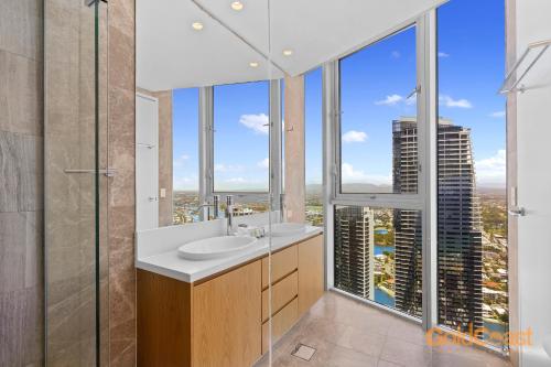 baño con lavabo y ventanas grandes en Gold Coast Private Apartments - H Residences, Surfers Paradise, en Gold Coast