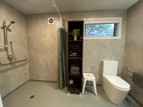 y baño con ducha, aseo y lavamanos. en Black Beech House with Stunning Outdoor Bath en Lake Tekapo