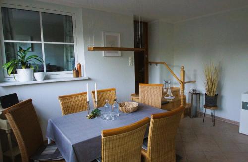 uma sala de jantar com uma mesa e cadeiras com velas em Relaxoase ***** em Krakow am See