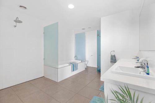 Ένα μπάνιο στο 3 Alpha on Elanda Stunning Ocean View Apartment