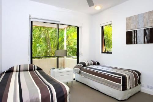 Een bed of bedden in een kamer bij 3 Hilltop Villas White Water Views from the Heart of Sunshine