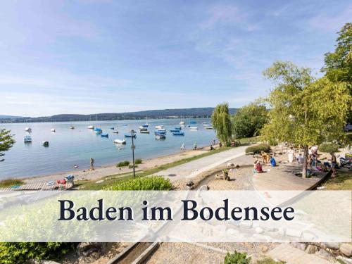 un collage de fotos de una playa con barcos en el agua en Große moderne Ferienwohnung in bester Bodenseelage l 1 Minute zum Bodensee l 3 Zimmer l Vollausgestattete Küche l Sonnenbalkon l WLAN l Willkommen im Apartment Mettnau en Radolfzell am Bodensee