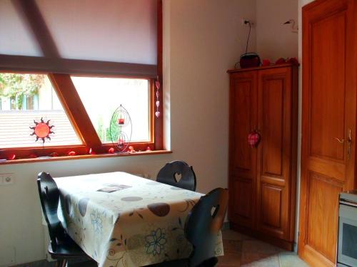 a dining room with a table and a window at Gite Dans Cité Médievale in Boersch