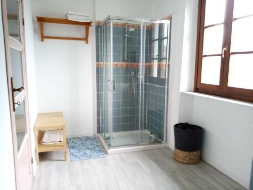 uma casa de banho com um chuveiro e uma porta de vidro em NaturAma em Nasino