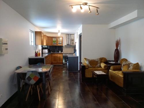 Kuchyň nebo kuchyňský kout v ubytování Moissac Charmant Appartement avec Jardin