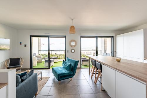 Il comprend une cuisine et un salon avec un bar et des chaises. dans l'établissement L'étincelle de Stagnola - Vue mer, à Pietrosella