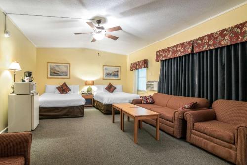 Кровать или кровати в номере Econo Lodge Inn & Suites