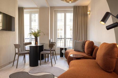 un salon avec un canapé et une table dans l'établissement Yuna Saint-Honoré - Serviced Apartments, à Paris